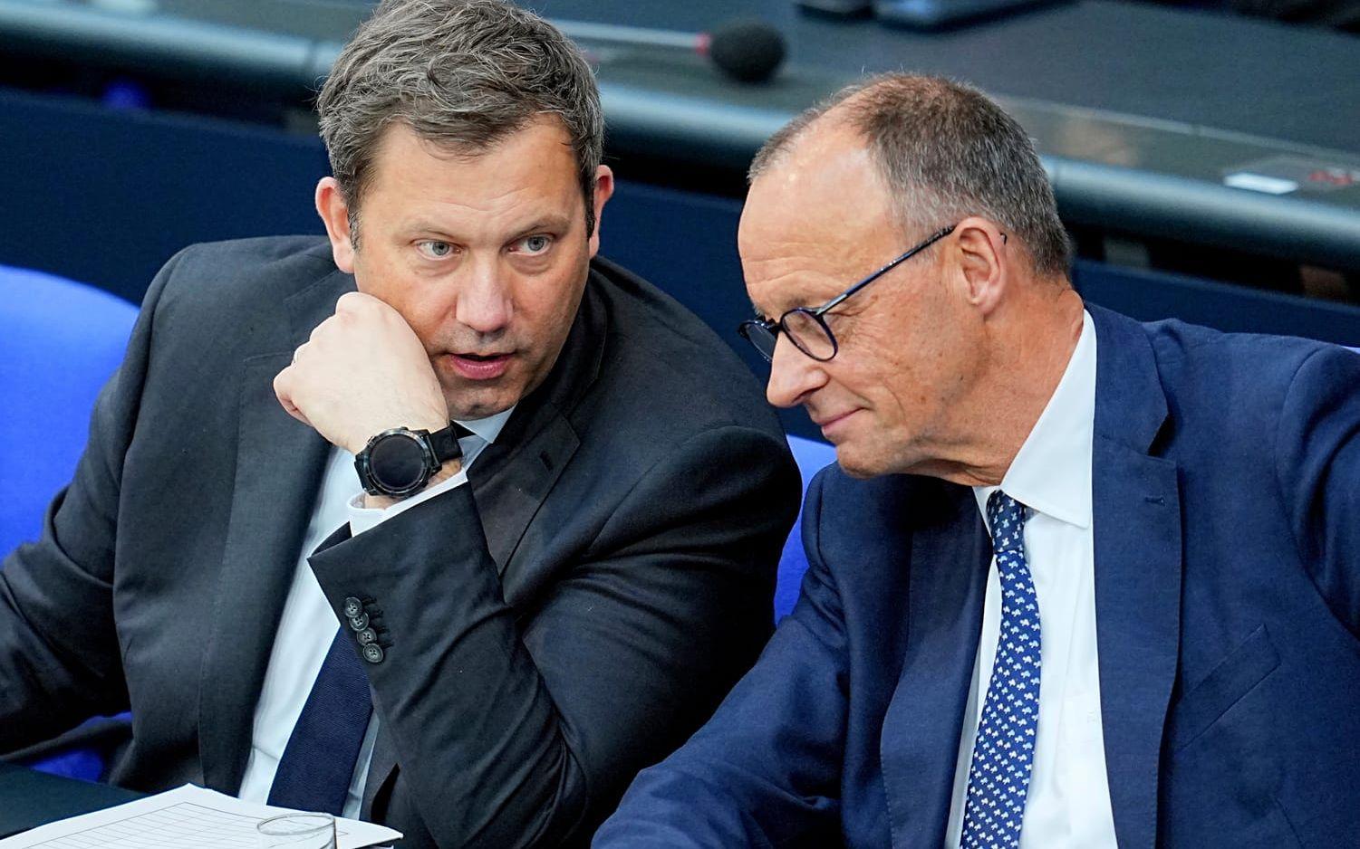 Tyska socialdemokraternas ordförande, finansminister Lars Klingbeil, tillsammans med förbundskansler Friedrich Merz. Arkivbild.