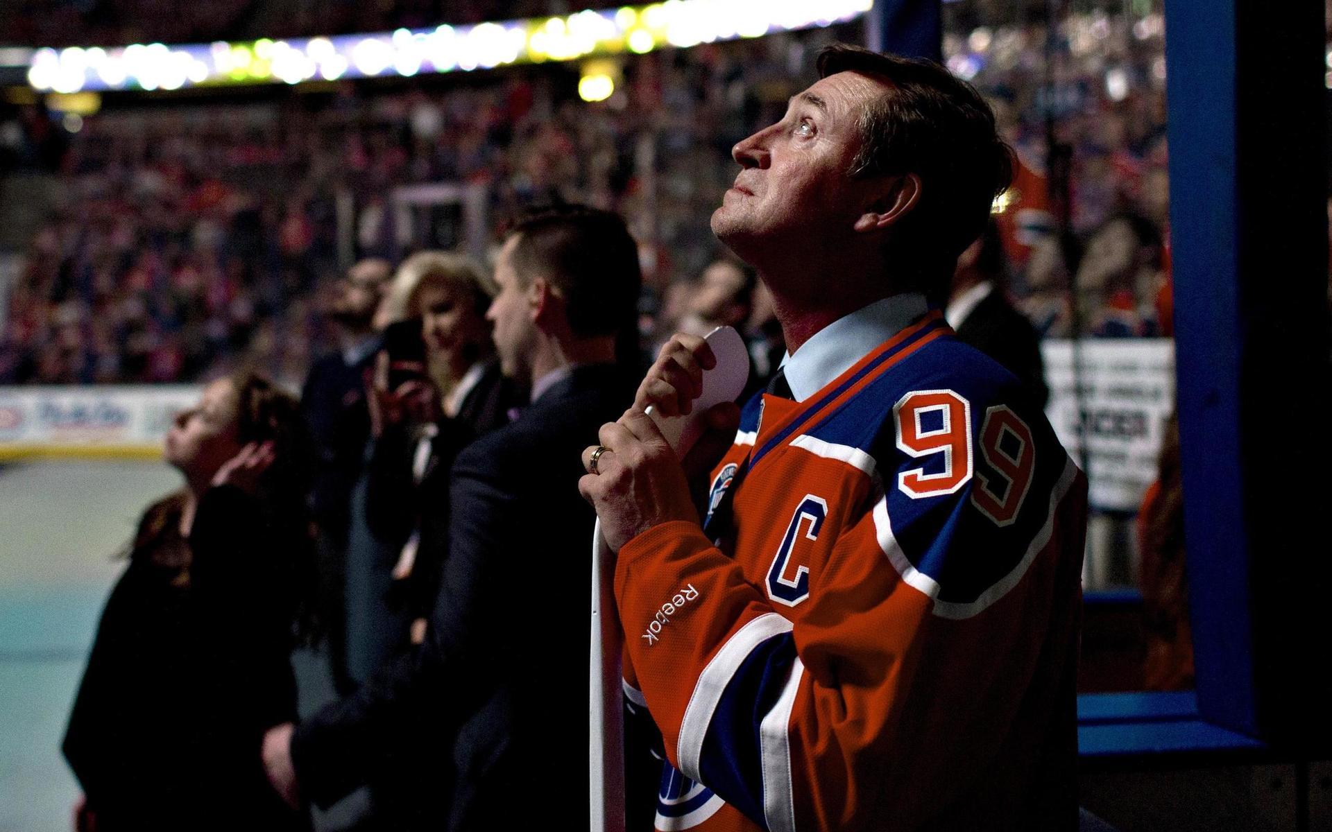 Wayne Gretzky sörjer Joey Moss, en profil i Edmonton Oilers, bortgång. 