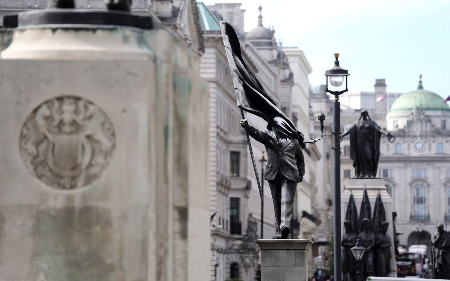 Signaturen "Banksy" finns på statyns fot.