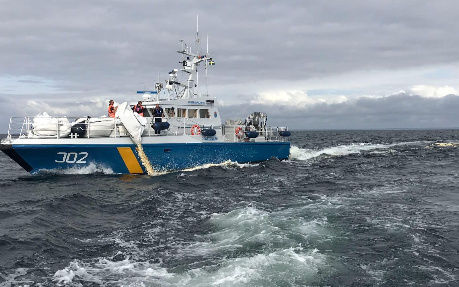 40 000 liter popcorn hälls i vattnet för att simulera oljeutsläpp vid miljöräddningsövningen Balex Delta 2018, där Sölvesborgs kommun deltog. Pressbild.