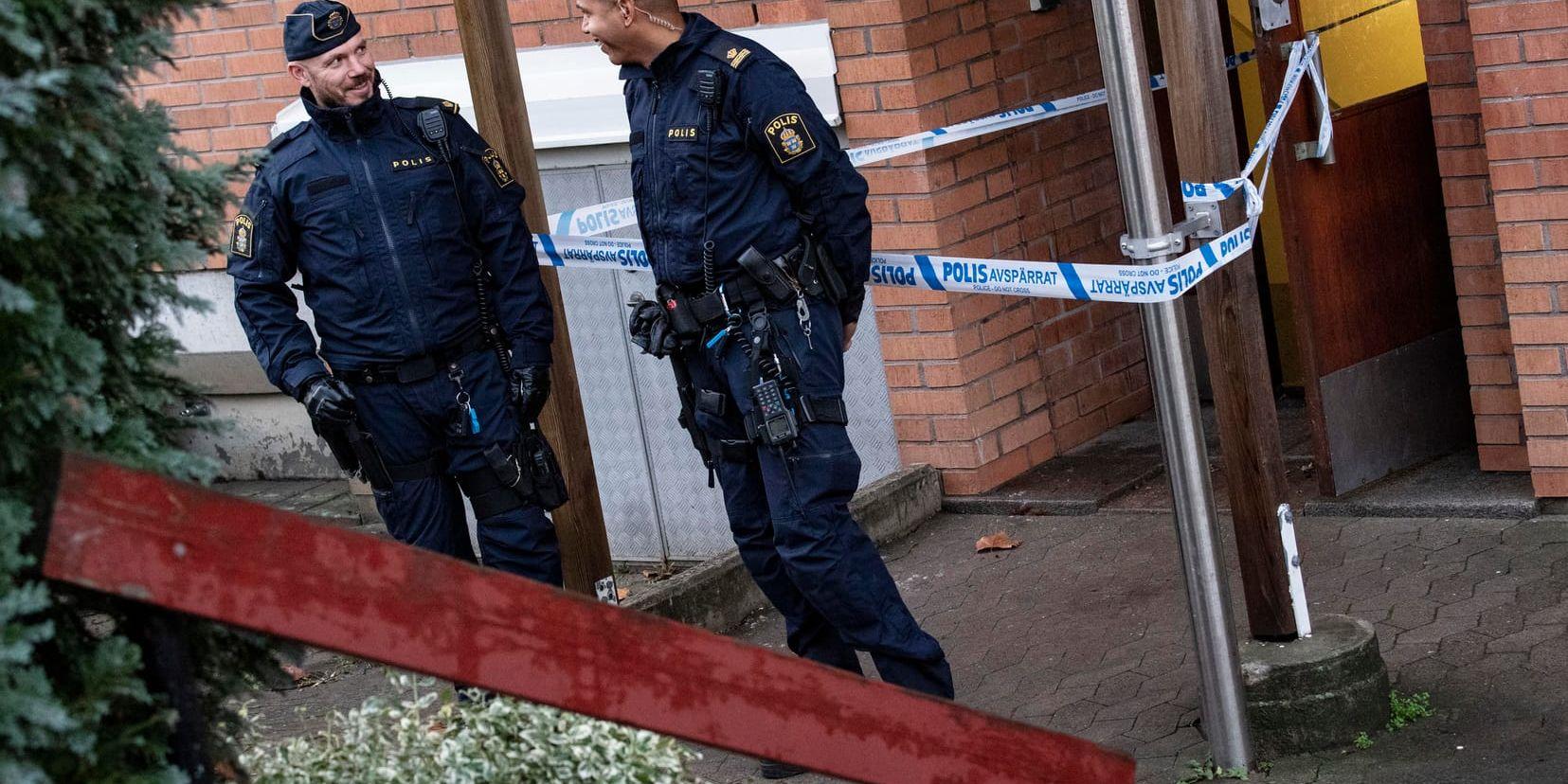Polis och avspärrningar utanför en portuppgång på Censorsgatan i Malmö på måndagen efter en detonation.