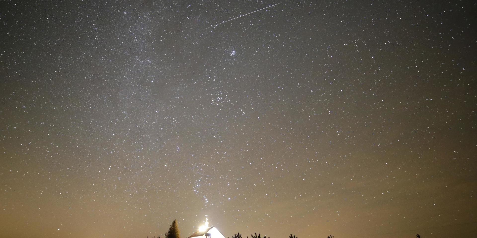 Ett av Geminidernas stjärnfall, över den belarusiska byn Zagorje. Arkivbild.