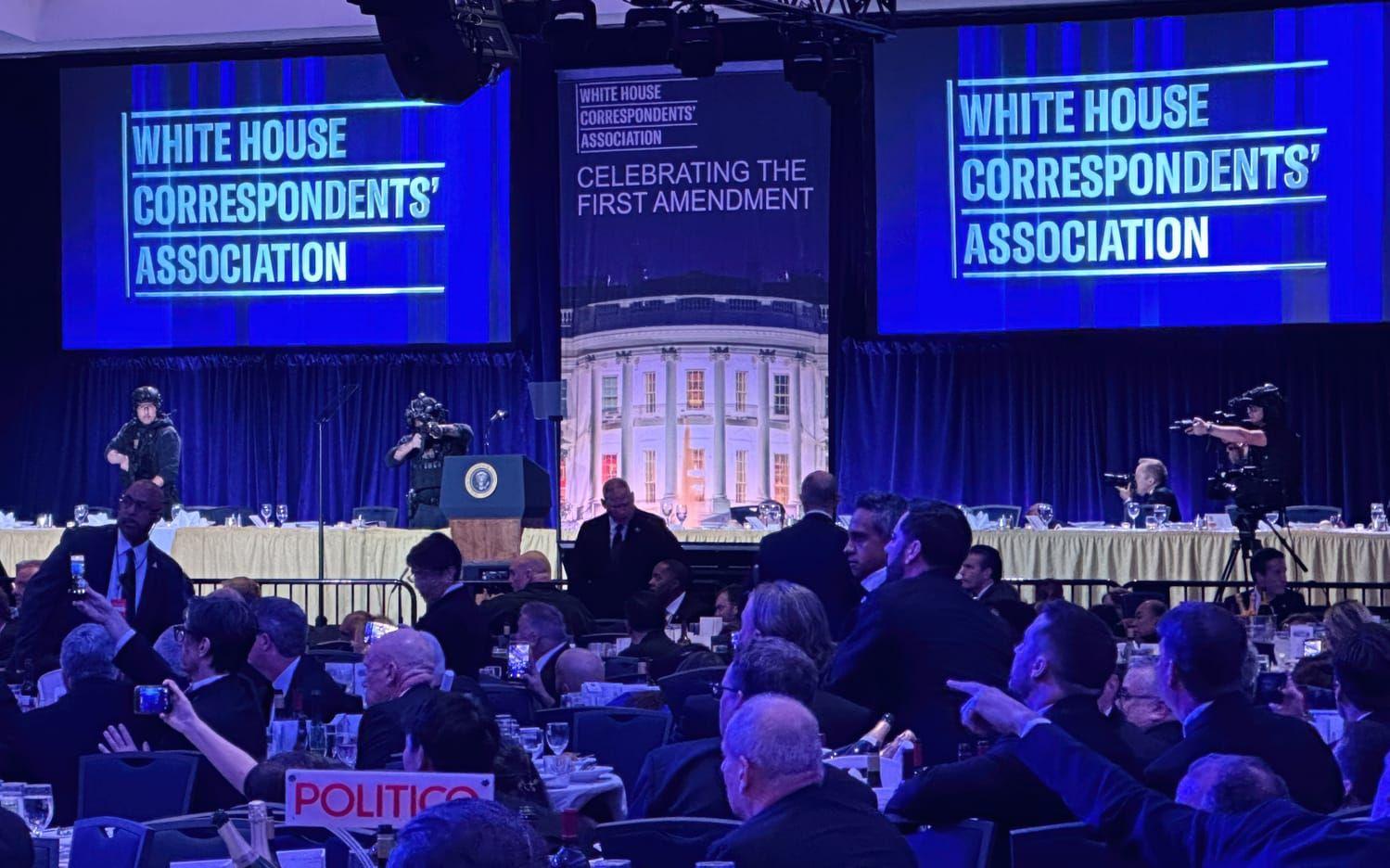 Säkerhetspersonal står på scenen under skjutningen utanför balsalen på Vita husets korrespondentmiddag natten mot söndag.  
