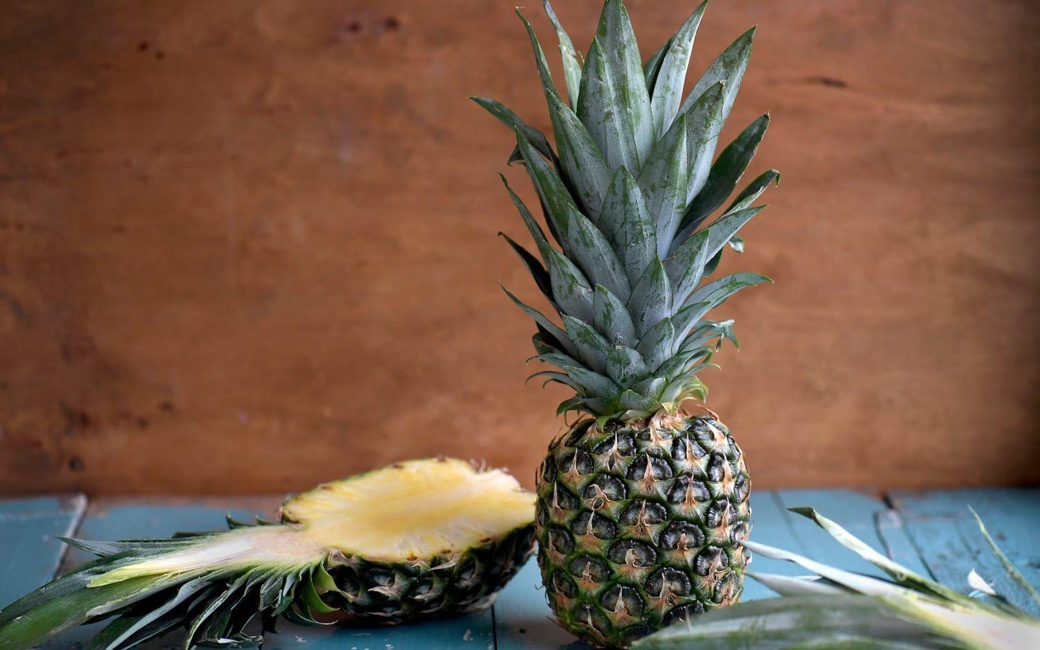 Ananasen påminner om en stor kotte och består egentligen av bär som vuxit samman. Namnet lär betyda ”Den oöverträffade frukten”.