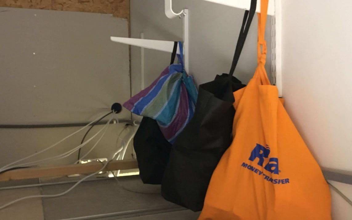 När polisen genomförde en husrannsakan på växlingskontoret fann man flera gömmor med stora summor kontanter, bland annat i påsar som hängde ovanför ett innertak.