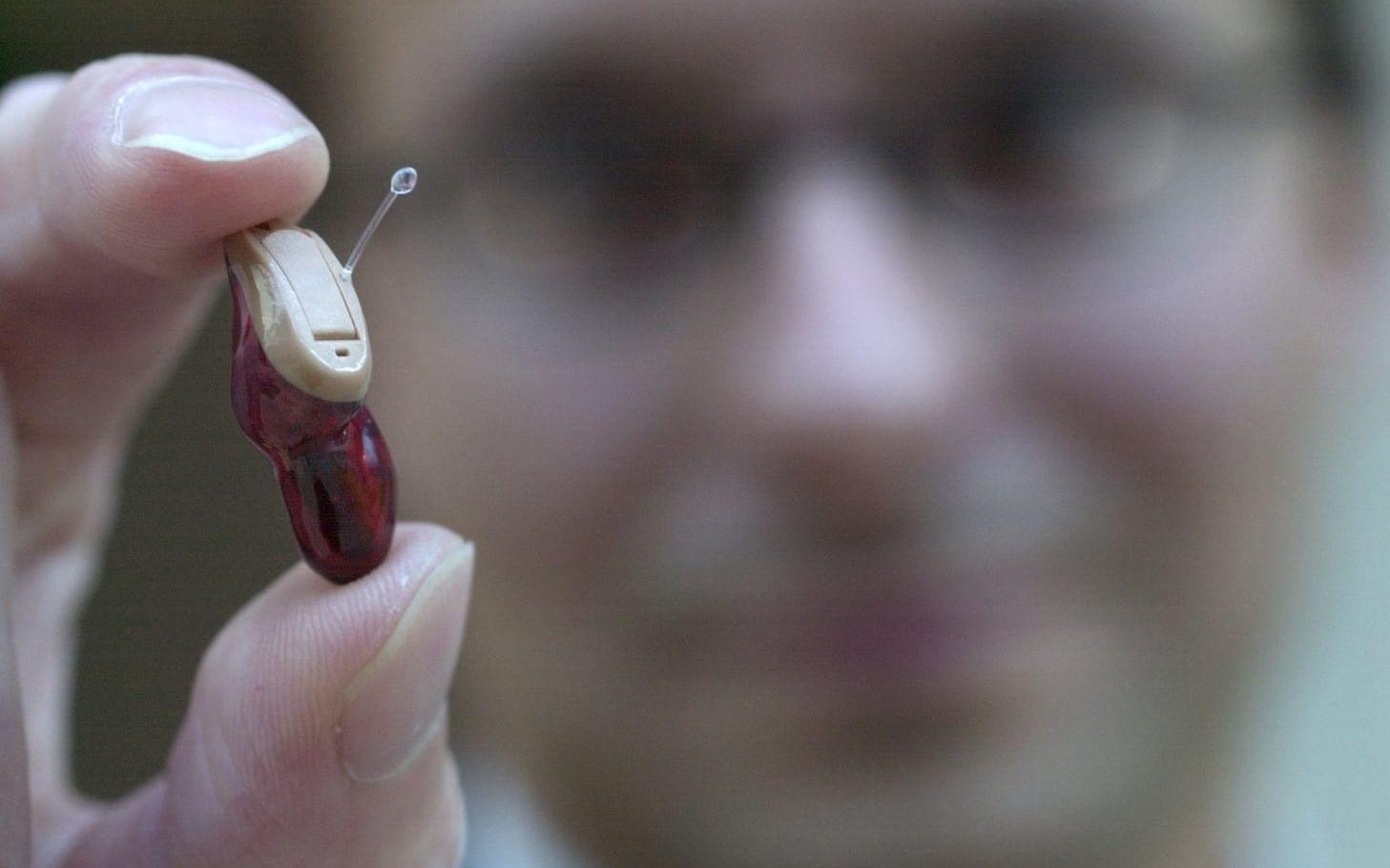 Den som behöver en hörapparat kan få vänta riktigt länge, enligt en kartläggning gjord av HRF. Arkivbild.