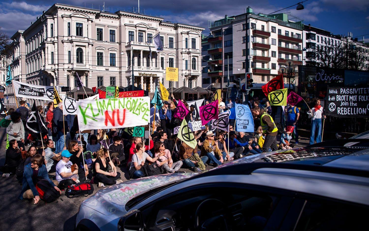 Ungefär ett 50-tal personer slog sig ner i en korsning för att demonstrera mot dagens klimatpolitik. 