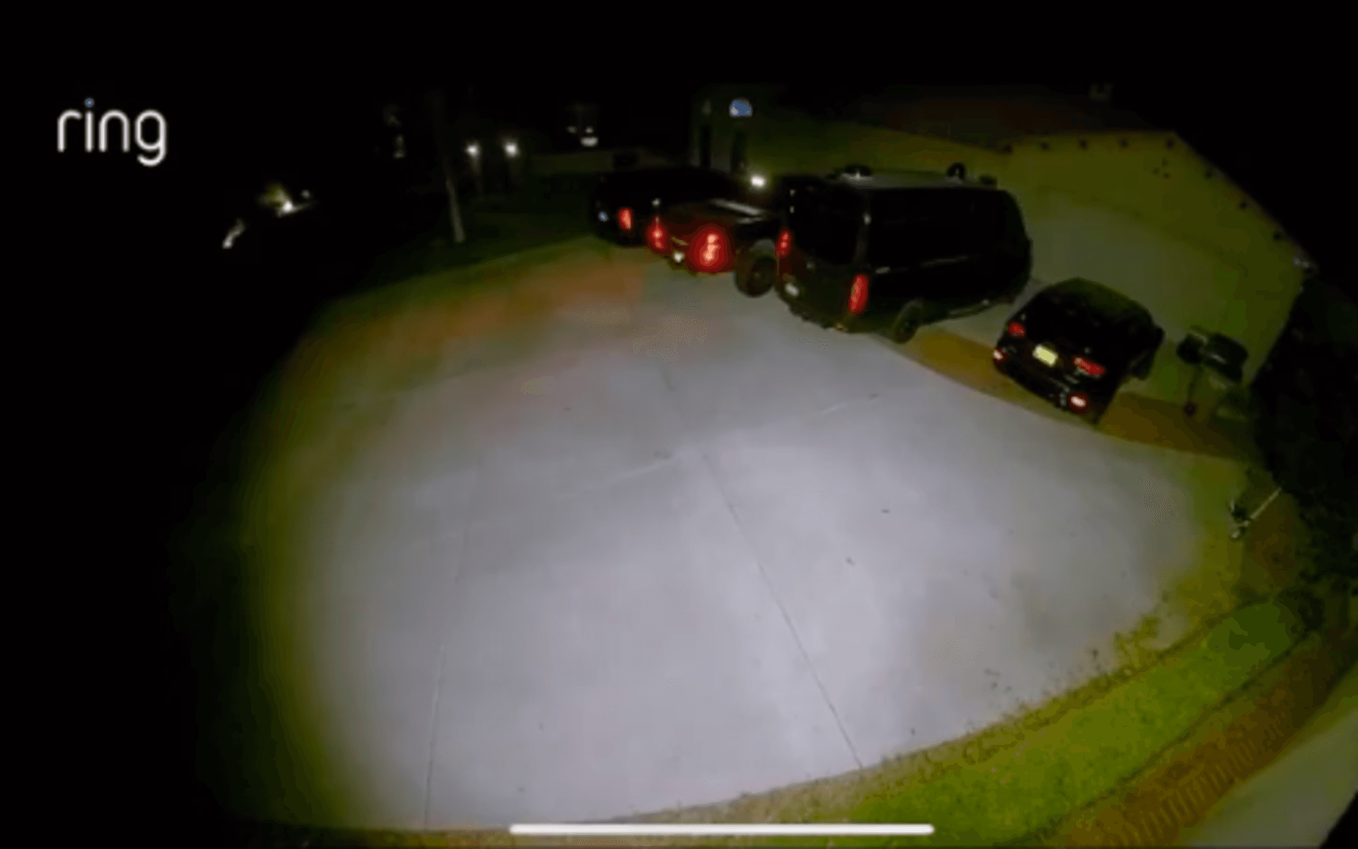 I en video på Instagram visar Jon Jones upp hur tjuven tar sig in i flera av hans bilar innan garageporten öppnas.