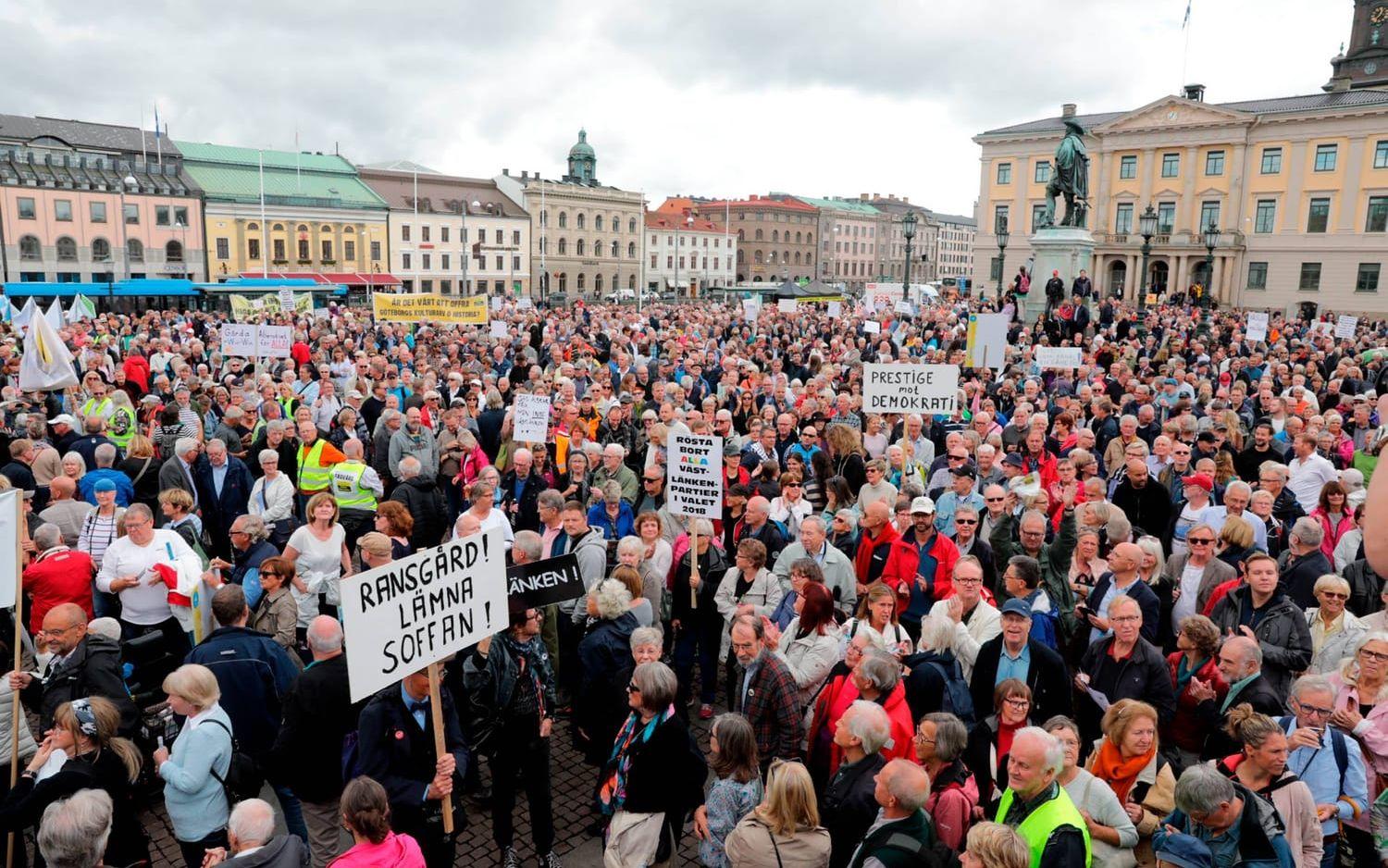 "Lämna soffan". Demonstranterna samlades på Gustaf Adolfs torg. Ett av plakaten riktade udden mot kommunstyrelsens ordförande Ann-Sofie Hermansson (S) och oppositionsrådet Jonas Ransgård (M).
