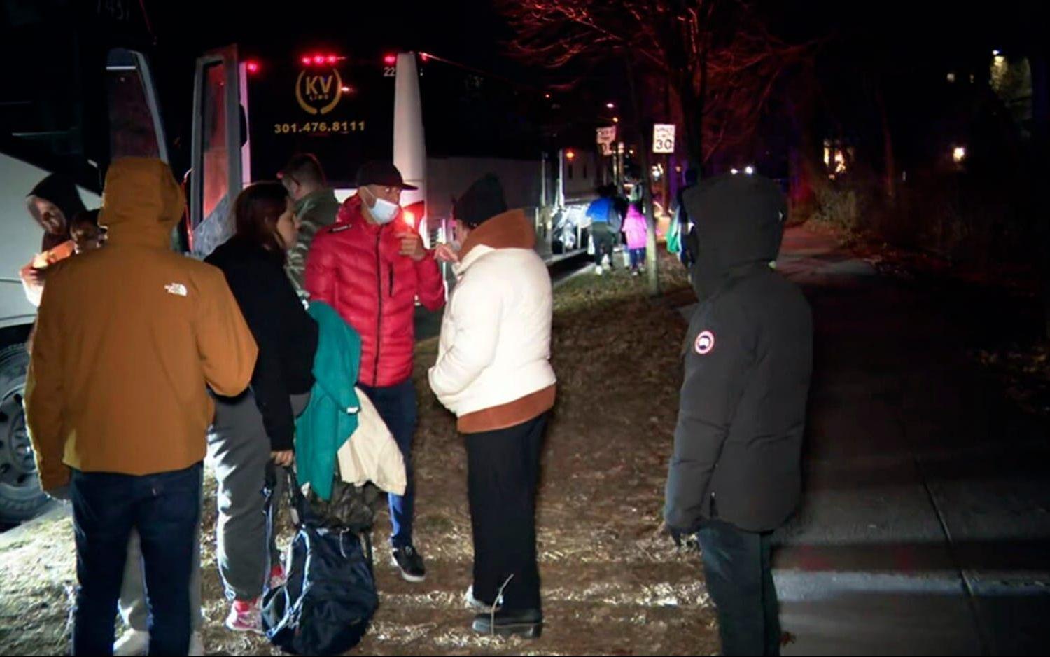 Texas republikanska ledning bussade på julafton ett hundratal migranter till vicepresidenten Kamala Harris hem i huvudstaden Washington DC.