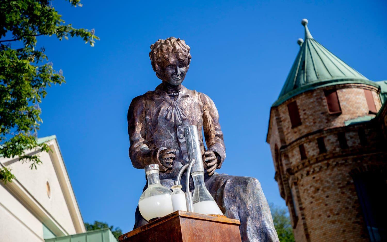 En staty av Vera Sandberg, Sveriges första kvinnliga ingenjör, avtäcks utanför Chalmers.