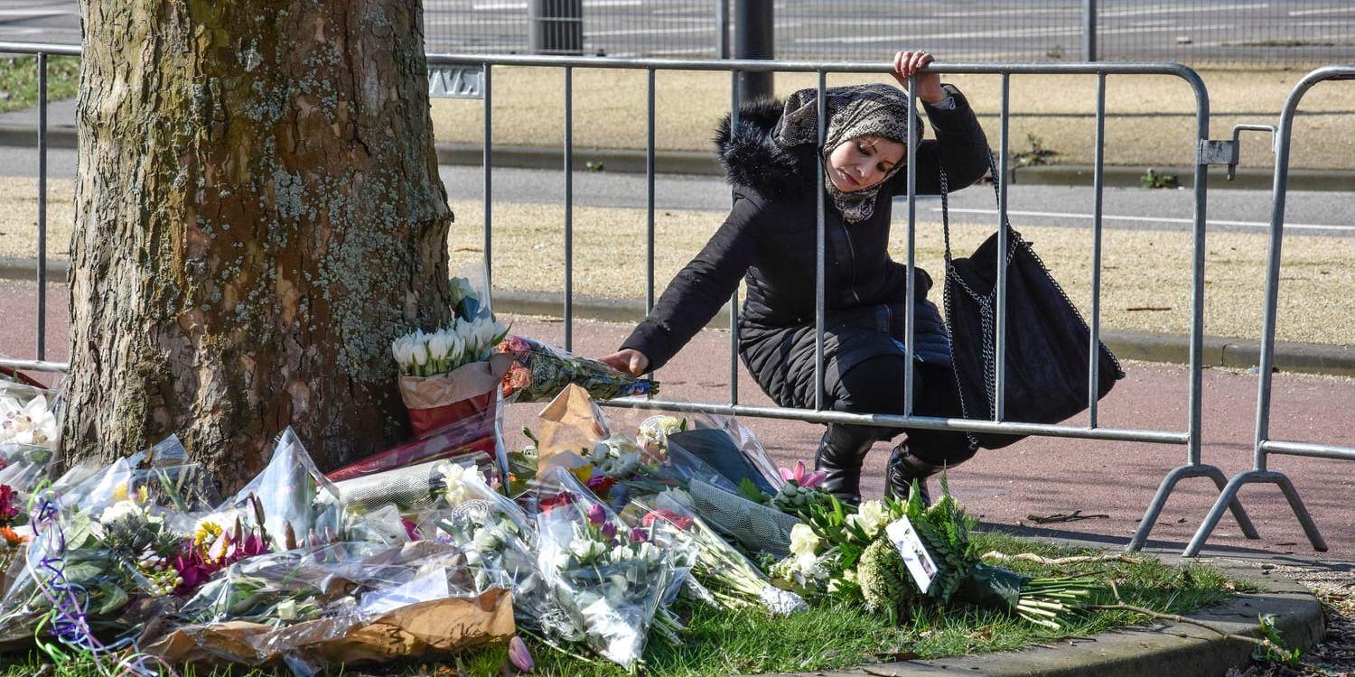 Vid ett träd nära brottsplatsen växer en blomsterhög upp när Utrechtbor kommer förbi för att hedra offren.