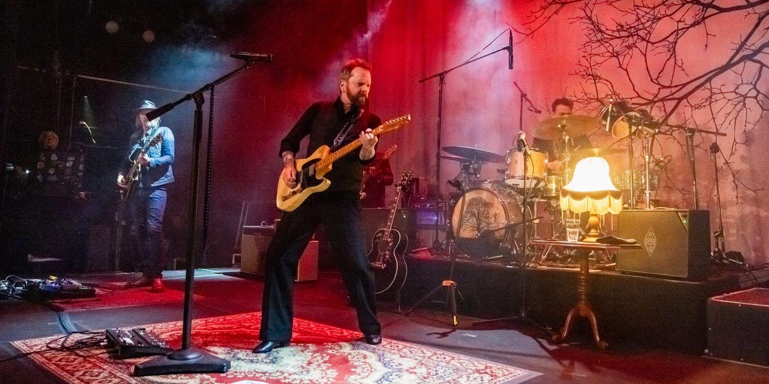 En man med gitarr på scen