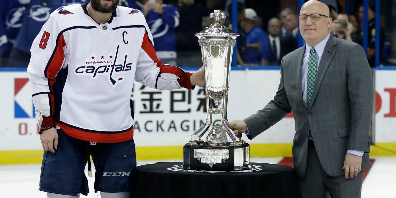 Washington Capitals Alexander Ovetjkin tar emot Prince of Wales-trofén som delas ut till östra konferensens Stanley Cup-finalist