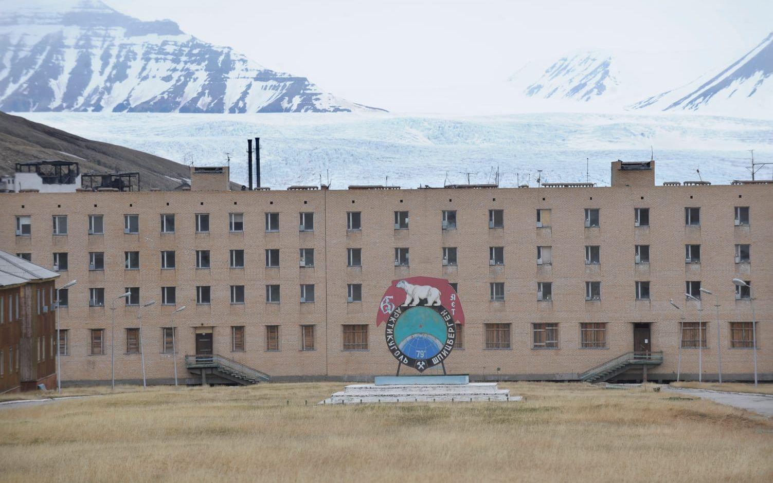 Arkivbild från det övergivna ryska gruvsamhället Pyramiden på Svalbard.