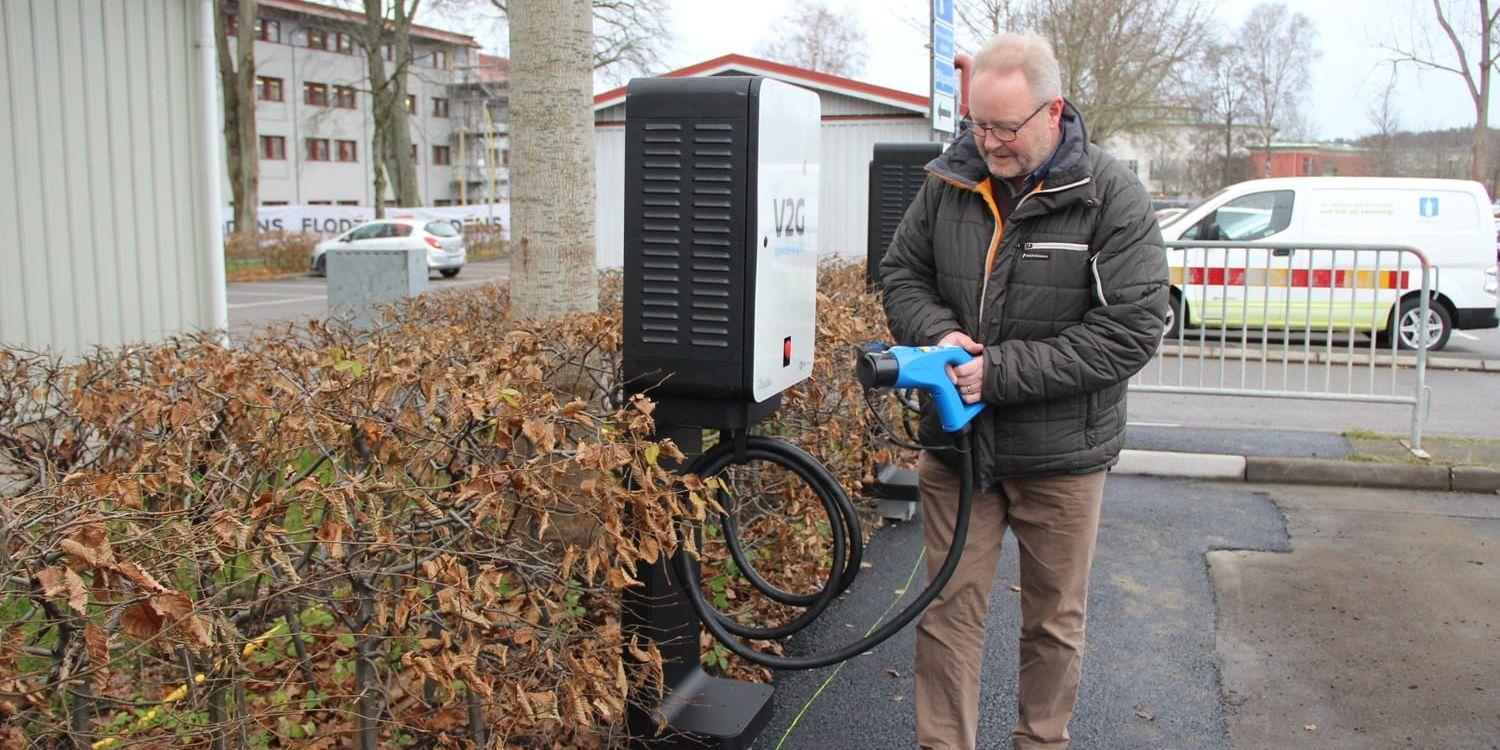 Nu sätts tio laddare med den så kallade V2G-tekniken upp i Kungsbacka. Christer Lindström, ser många fördelar med systemet. Bild: Lisa Henricson