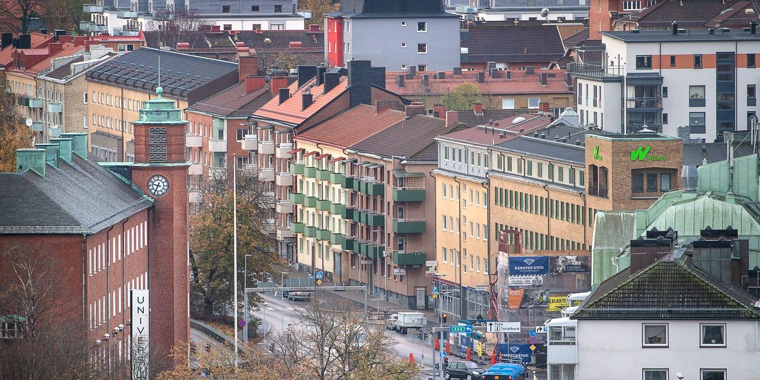 Stadsvy över Trollhättan med flera bussar och bilar i förgrunden 