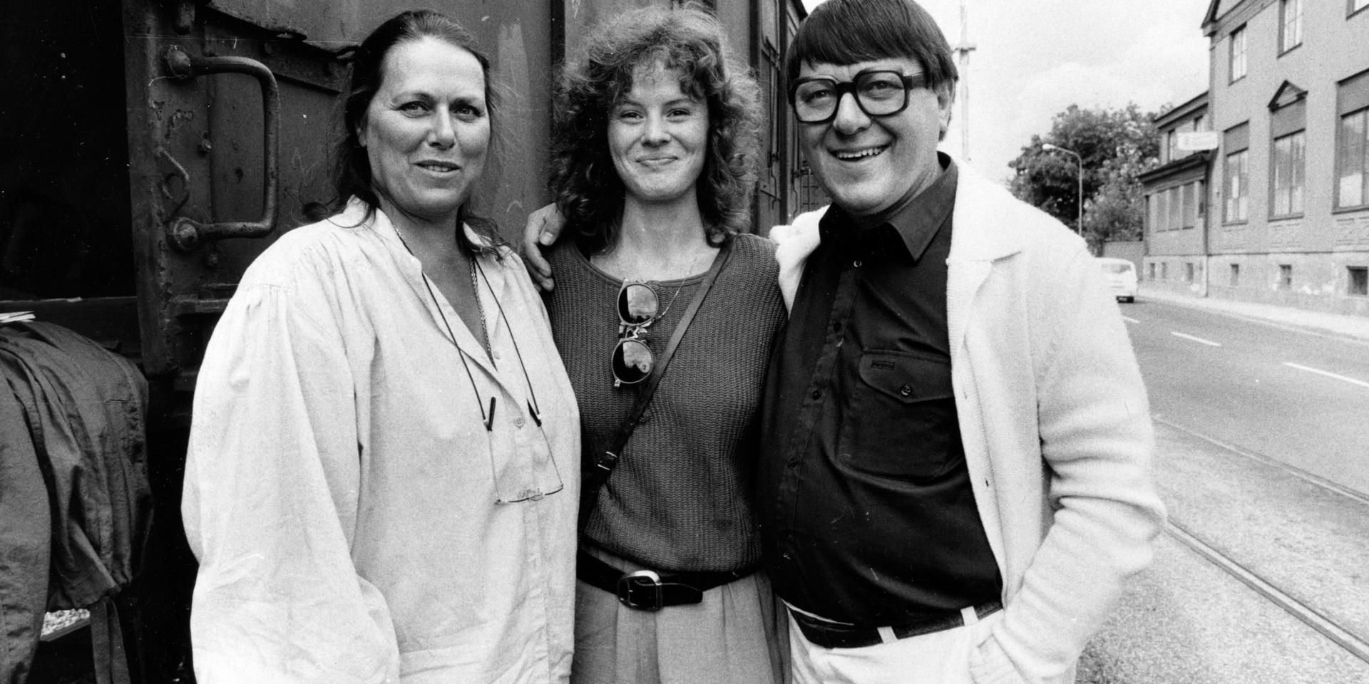 Gun Jönsson till vänster, tillsammans med skådespelaren Bertil Norström och Suzanne Ernrup 1984/85. Nu har hon gått ur tiden. Arkivbild,