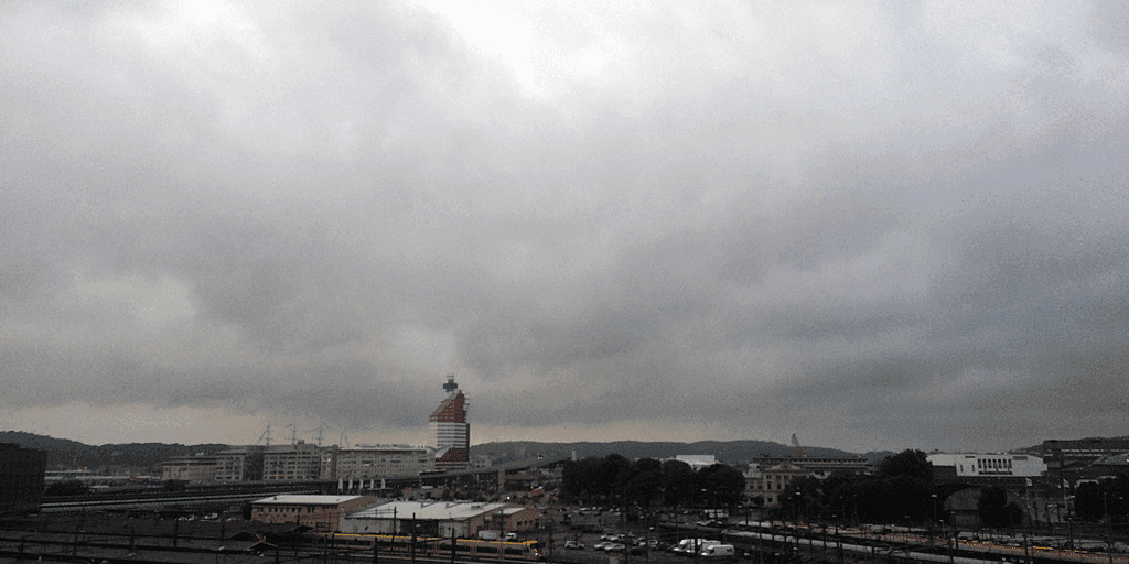 Regntunga skyar över Göteborg på måndagsmorgonen. Men molntäcket luckras upp under dagen.