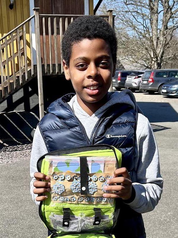 Murhaf, 12, har slagit rekord i försäljning av majblomman. 