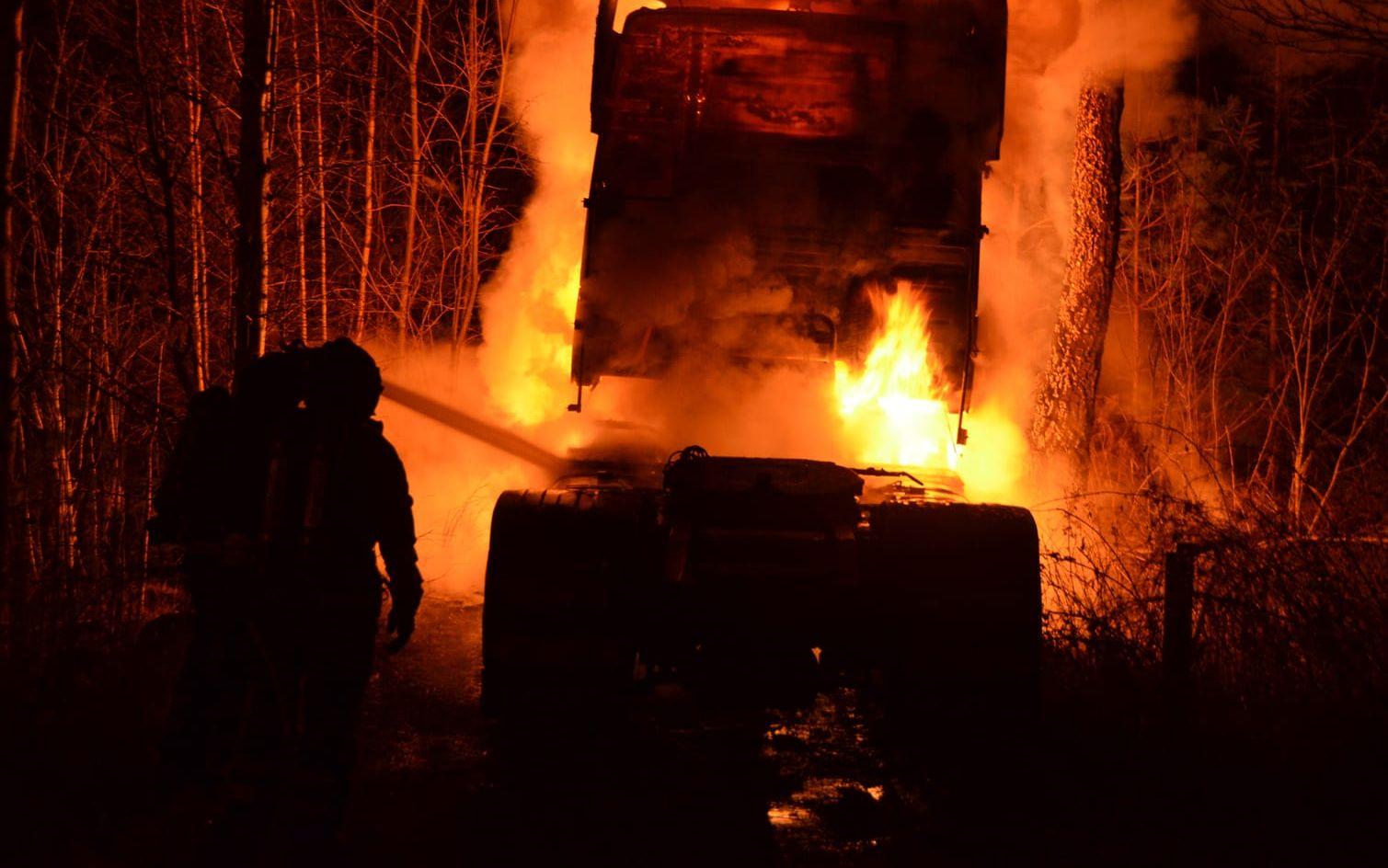 Det var i februari 2013 som en lastbil stod i full brand i Myggenäs på Tjörn.