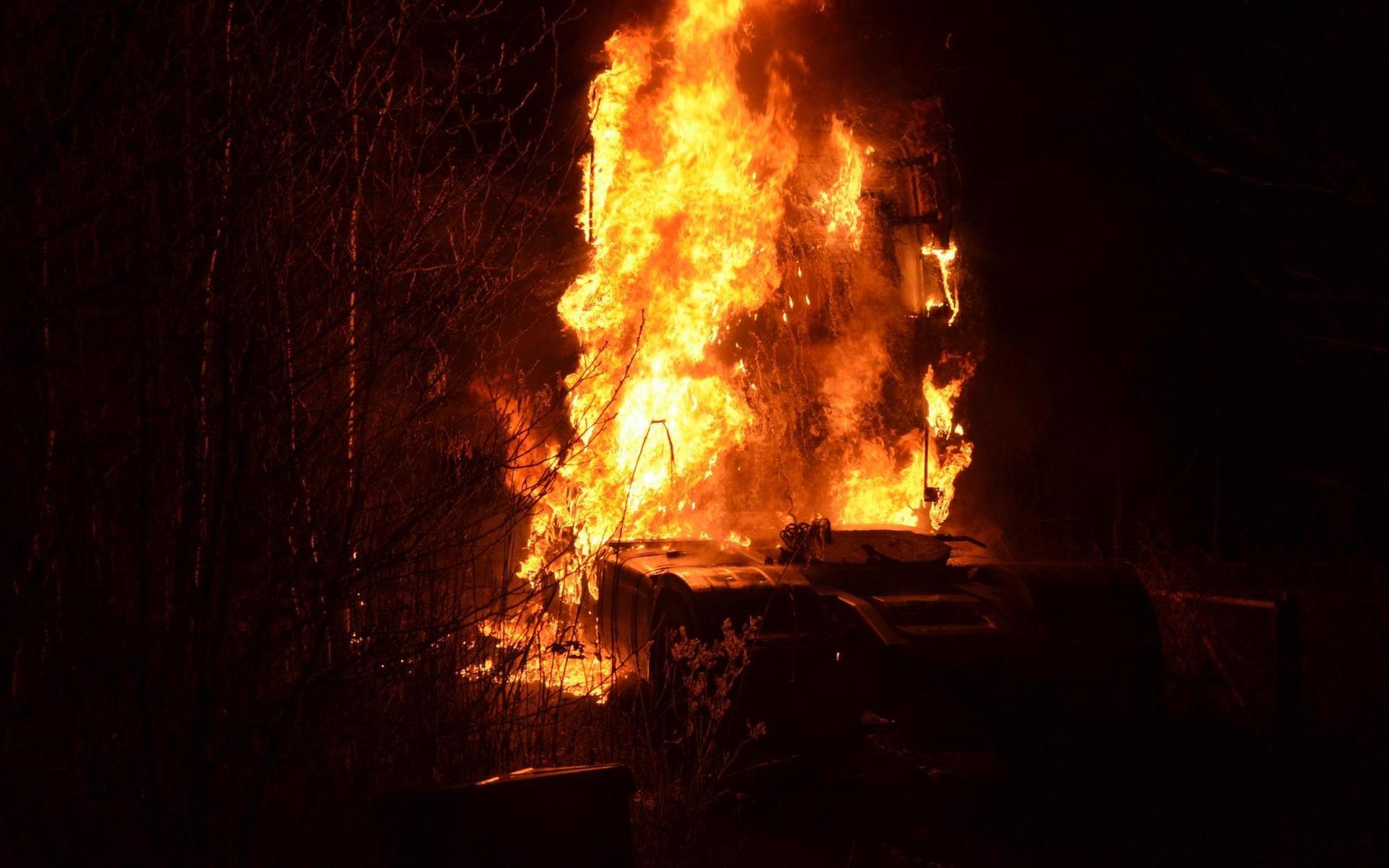Fotografen Mikael Berglund var på plats redan innan räddningstjänsten och fick bilderna på den brinnande lastbilen.