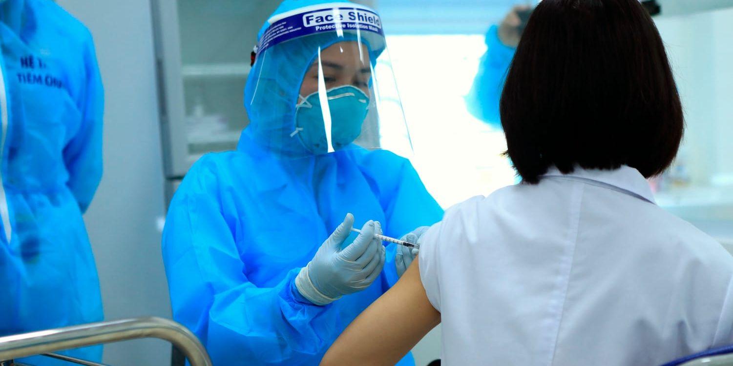 En läkare vaccineras mot covid-19 på ett sjukhus i Hanoi i Vietnam. Arkivbild.