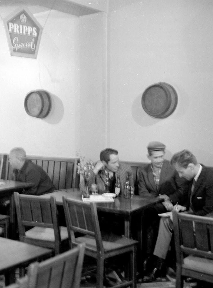 1962 sitter några män i diskussion över en pilsner på ölkaféet Fregatten i Nordstan.