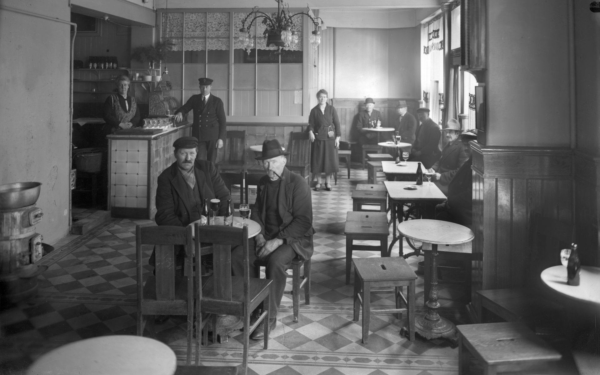 Göteborg har en lång tradition av ölkaféer. Här ser vi en interiör från omkring 1920. 