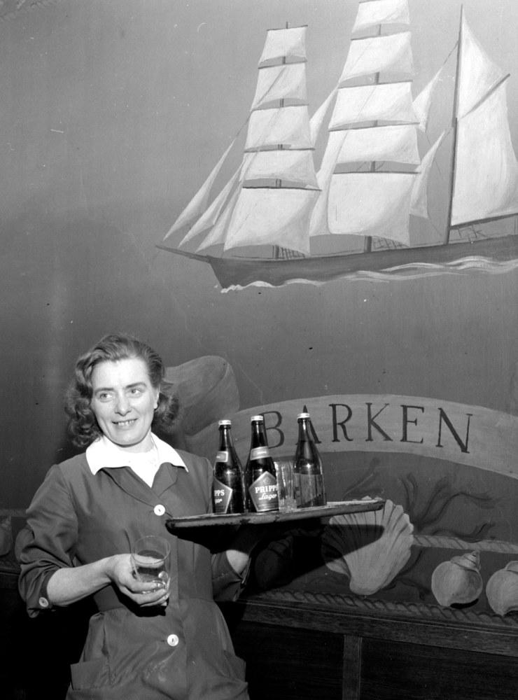 Augusti 1962 ser vi en servitör på ölkaféet Barken i Nordstan. 
