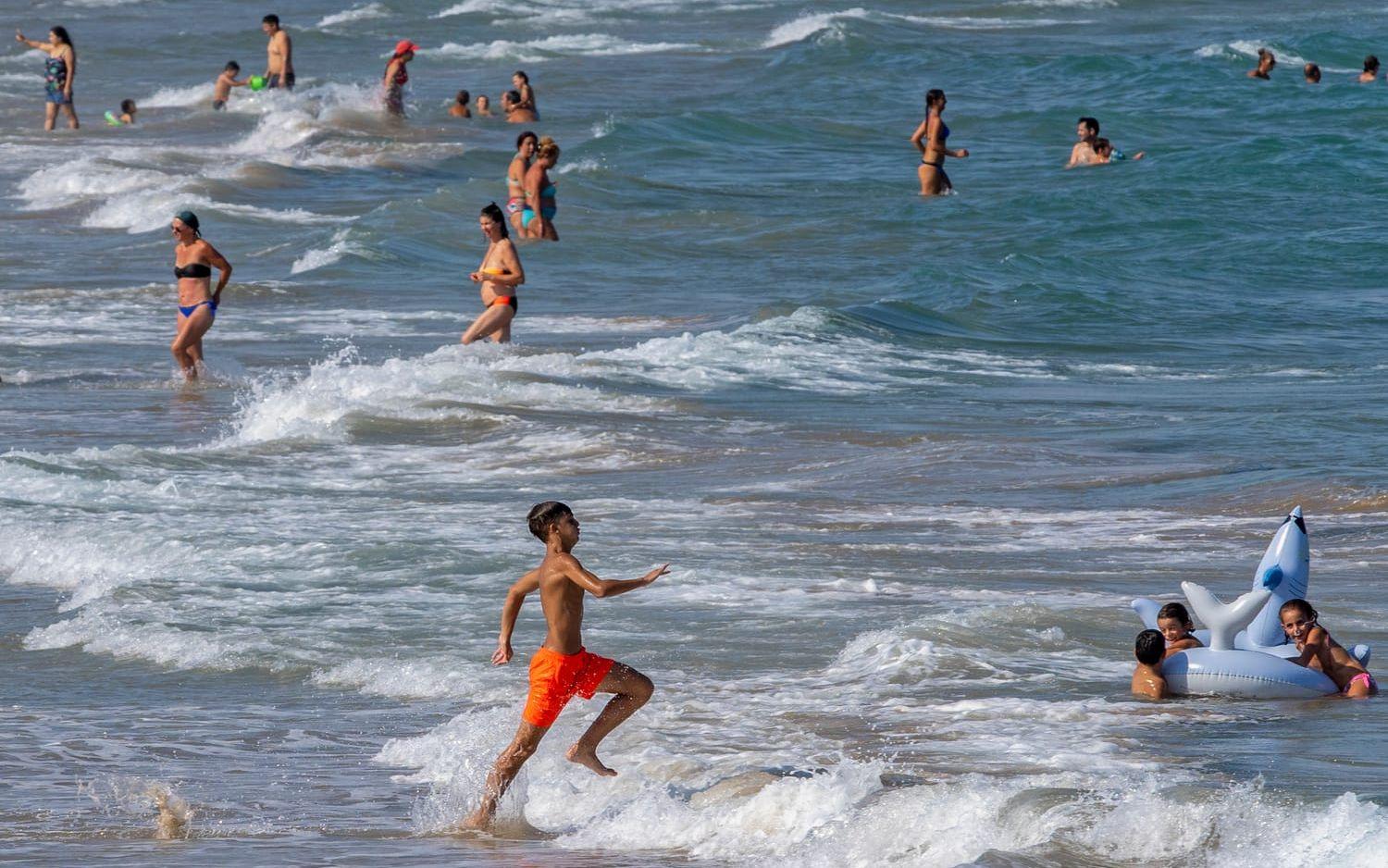 En badstrand i Spanien. Landet har de senaste sommarperioderna drabbats av kraftiga värmeböljor och även i vissa fall svåra skogsbränder. Arkivbild. 
