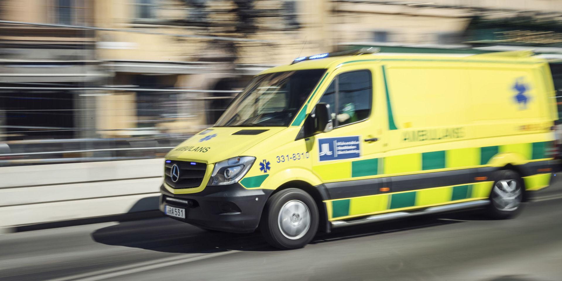 En flicka i Halmstad fördes till sjukhus med ambulans efter att ha fått en dörr över sig. Arkivbild.