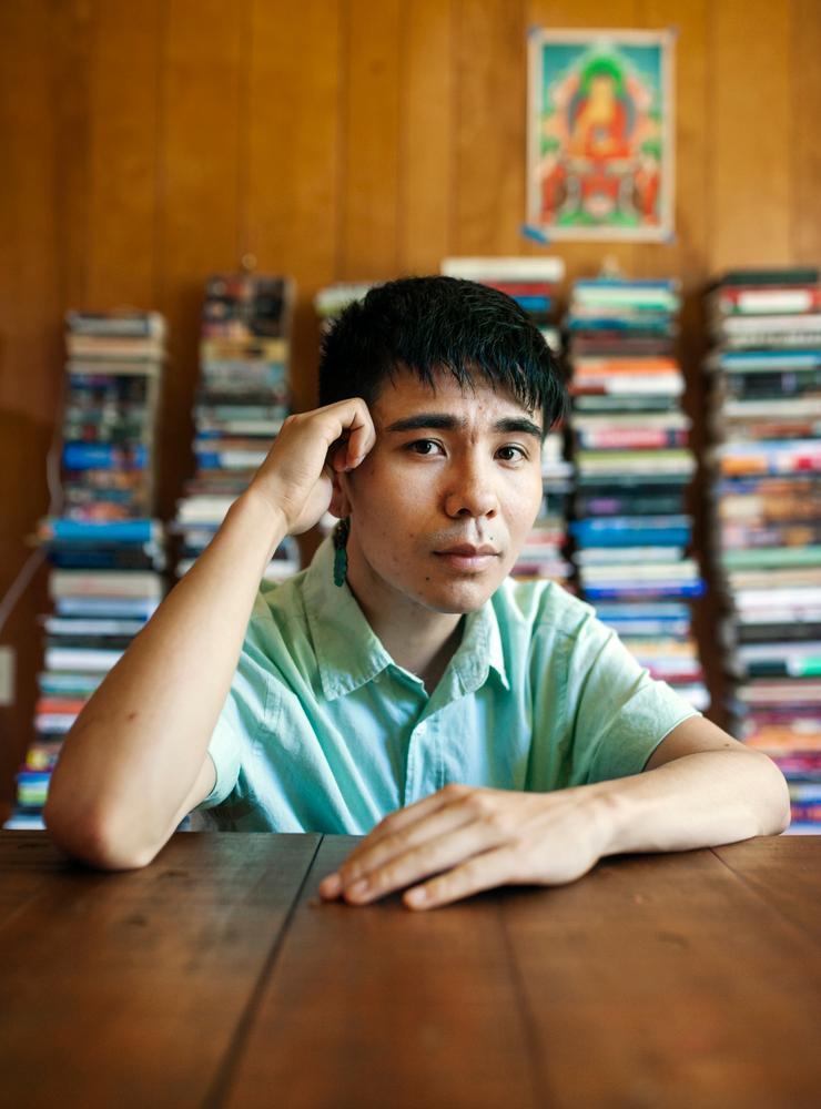 Ocean Vuong, född i Saigon och utbildad i USA, debuterade som poet med samlingen ”Natthimmel med kulhål” (2016, på svenska 2017). Han fick en stor internationell publik med sin första roman ”En stund är vi vackra på jorden” (2019, på svenska 2020). 