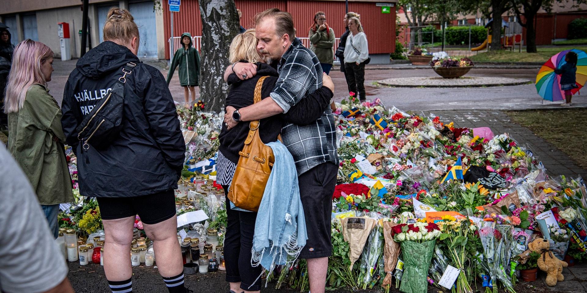 Hundratals promenerade mot våldet i Biskopsgården, från Länsmanstorget till Vågmästareplatsen. Kenneth Dahl kramar om en sörjande.
