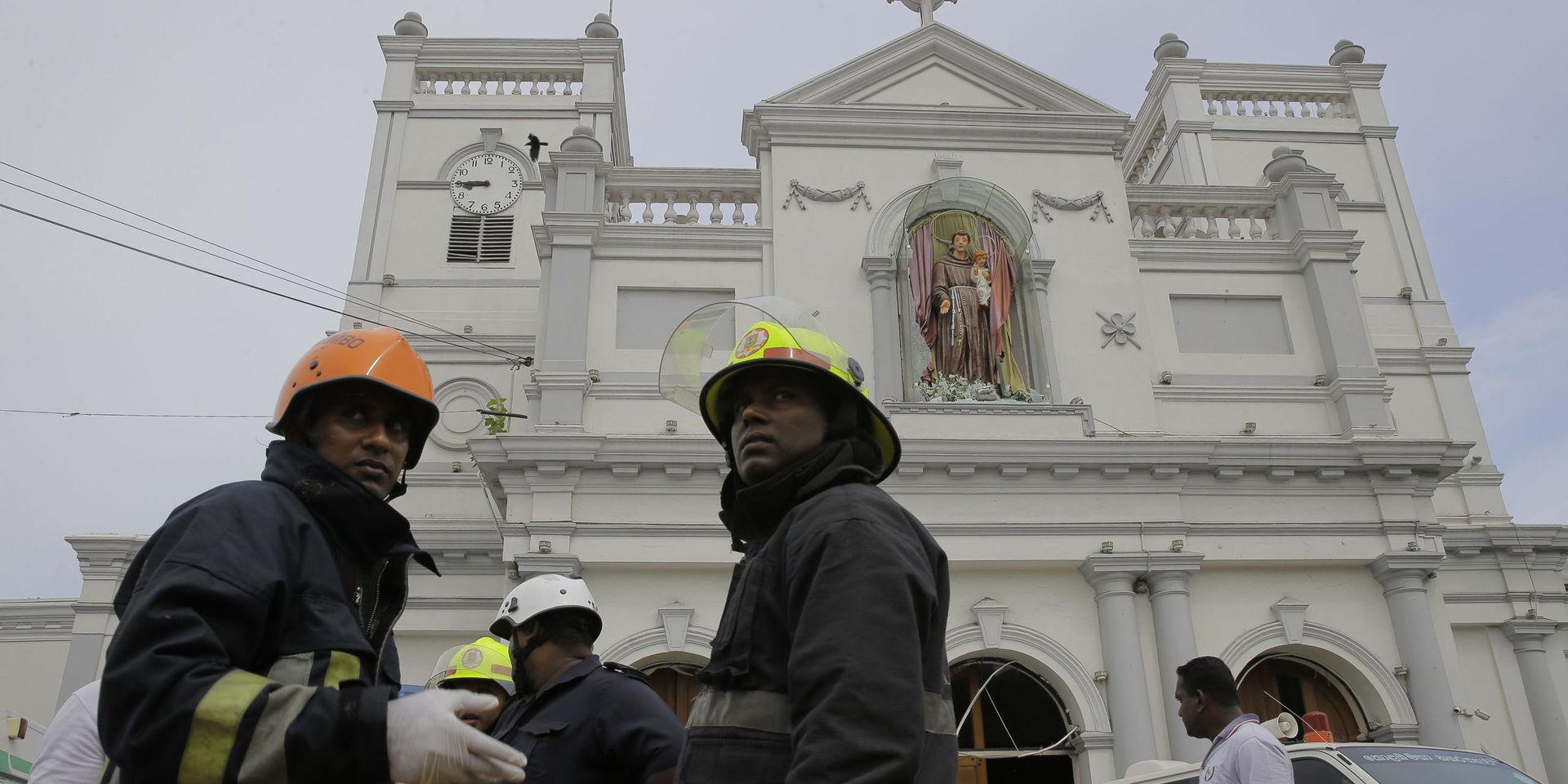 Brandmän i huvudstaden Colombo i Sri Lanka, på plats efter en explosion i kyrkan S:t Anthony.