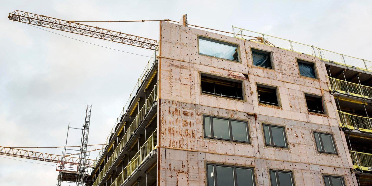 Den hårda konkurrensen inom bostadsbyggandet gör att allmännyttans byggkostnader har ökat med nästan 50 procent på tre år, enligt en rapport från Sabo. Arkivbild