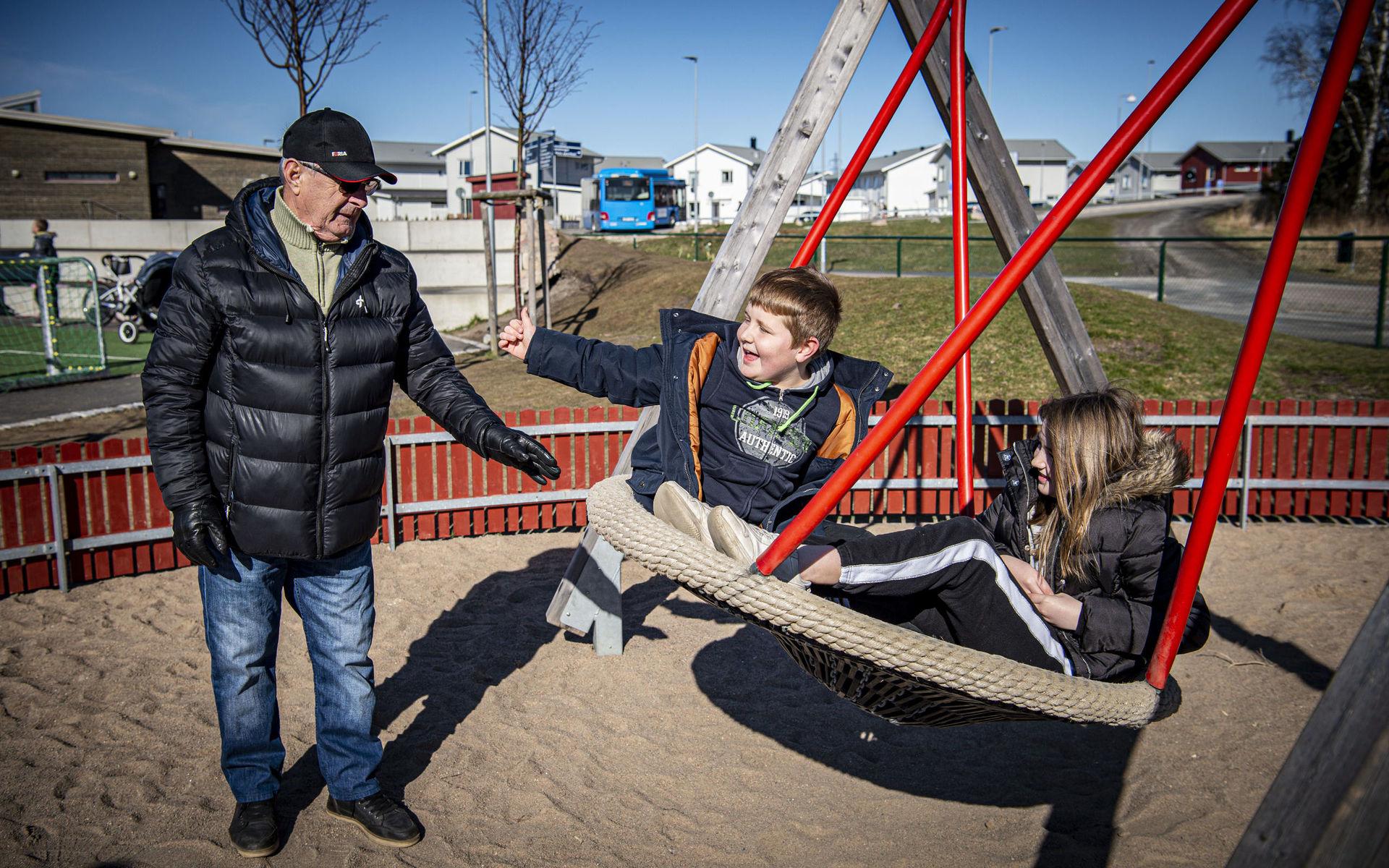 Ismet Zjajo ville komma ut i solen med barnbarnen Theo och Ella Zivanvic och hamnade på lekplatsen vid Nya Skolan Länsmansgården.