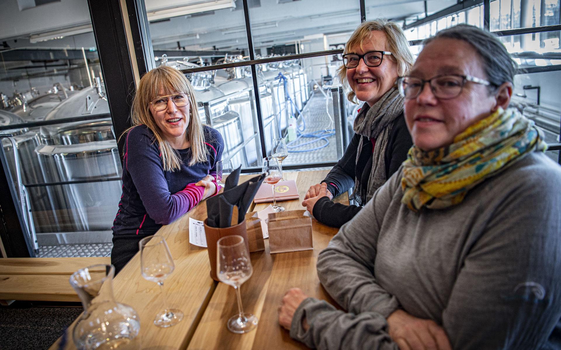 Malin Sparrström, Kajsa Pelling och Olga Ott var tre av alla de som kom till invigningen av den nya restaurangen.