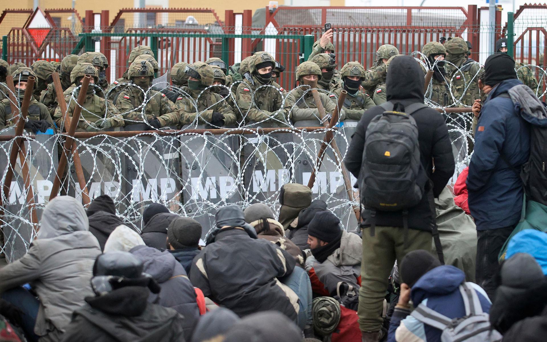 Migranter samlas vid den belarusisk-polska gränsen i närheten av Grodno, Belarus. Situationen vid gränsen beskrivs av EU och oberoende experter som ett hybridkrig orkestrerat av Belarus.