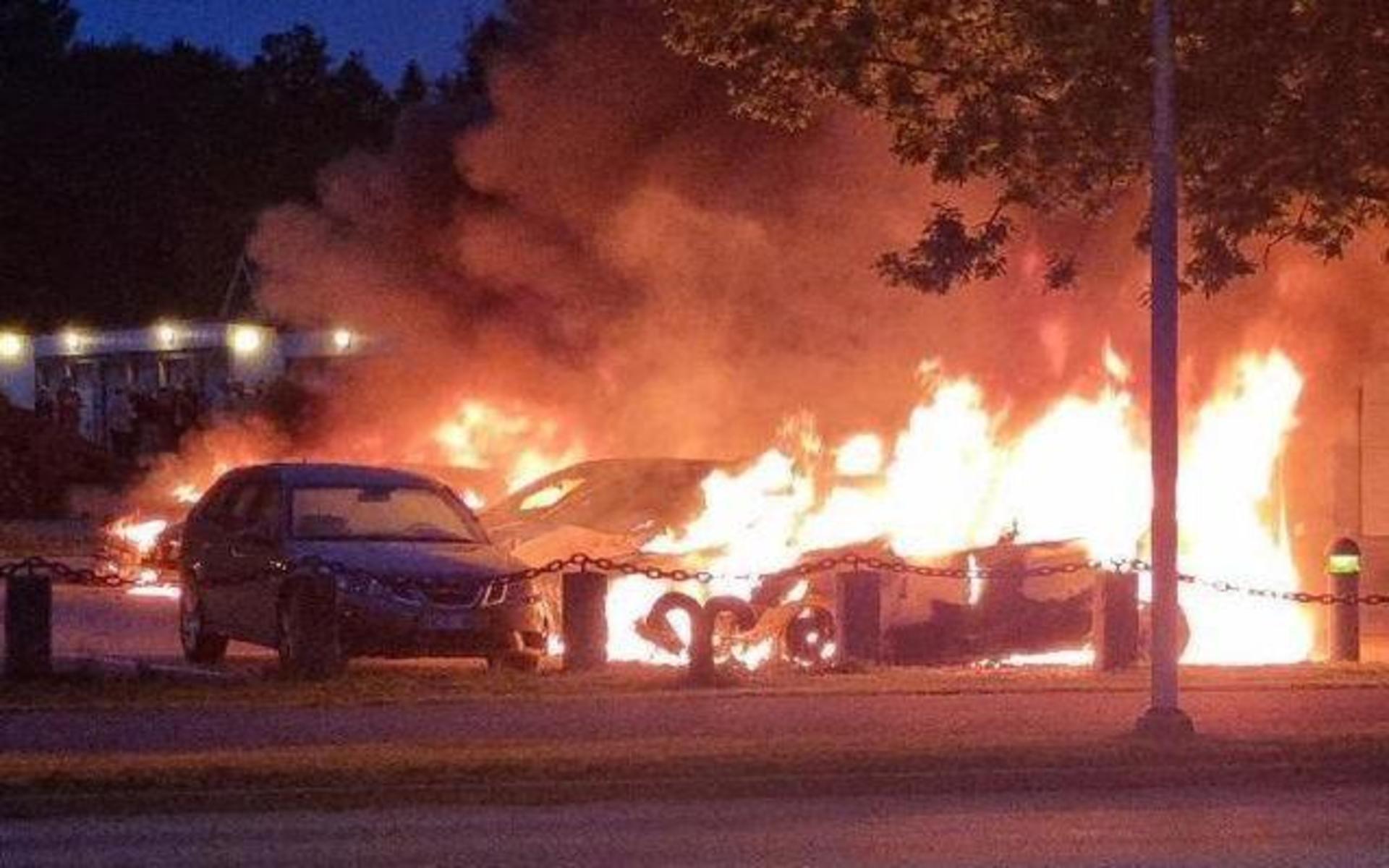 Trollhätteborna vaknade upp till utbrända bilar, parkeringshus   och radhus som stod i brand.