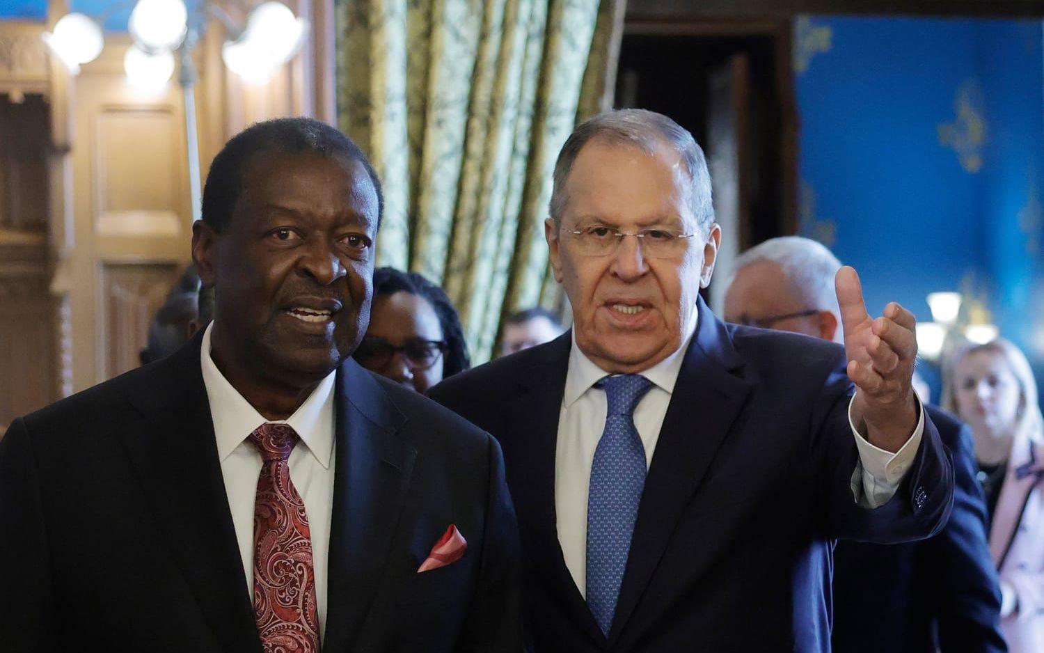 Rysslands utrikesminister Sergej Lavrov med sin kenyanske kollega Musalia Mudavadi i Moskva på måndagen.