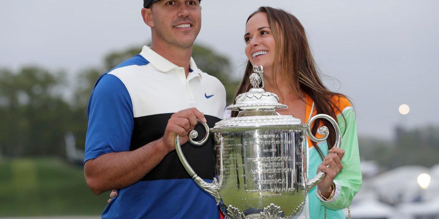Brooks Koepka med sin flickvän Jena Sims och segerpokalen efter PGA-mästerskapen.