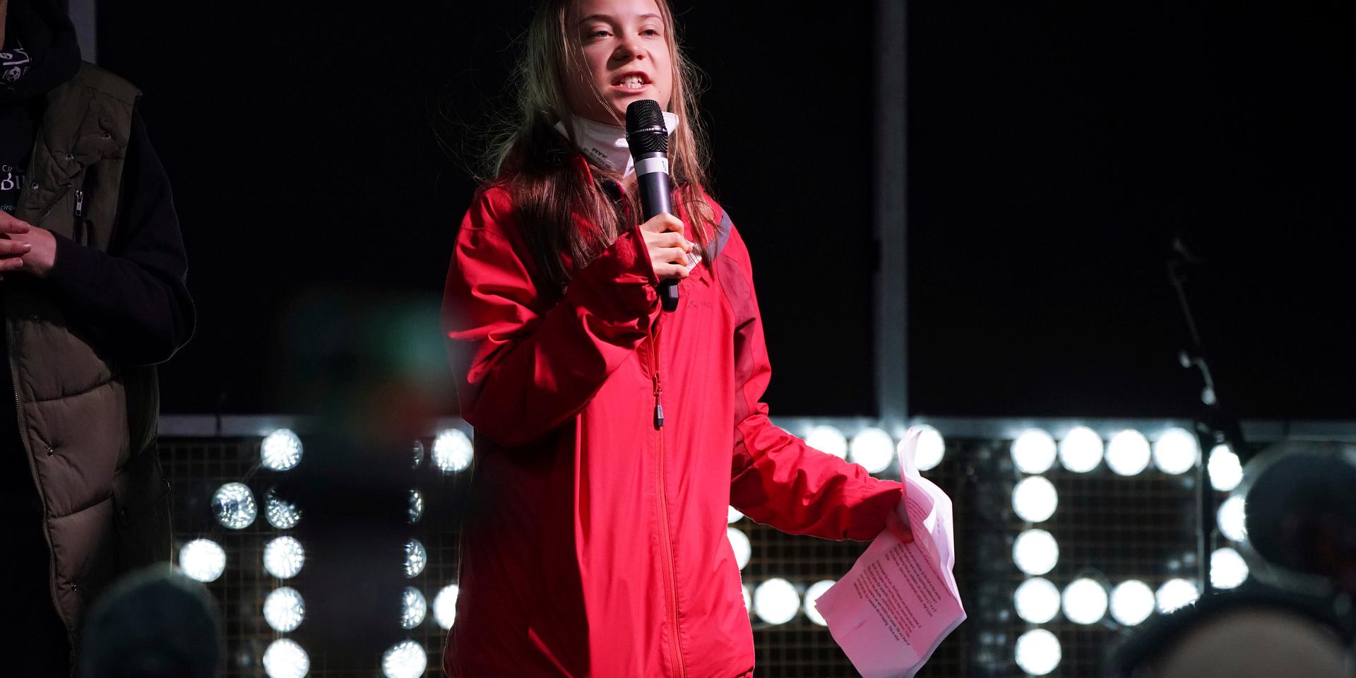 Greta Thunberg talar inför sina anhängare i Glasgow, Skottland, under FN:s klimattoppmöte. 