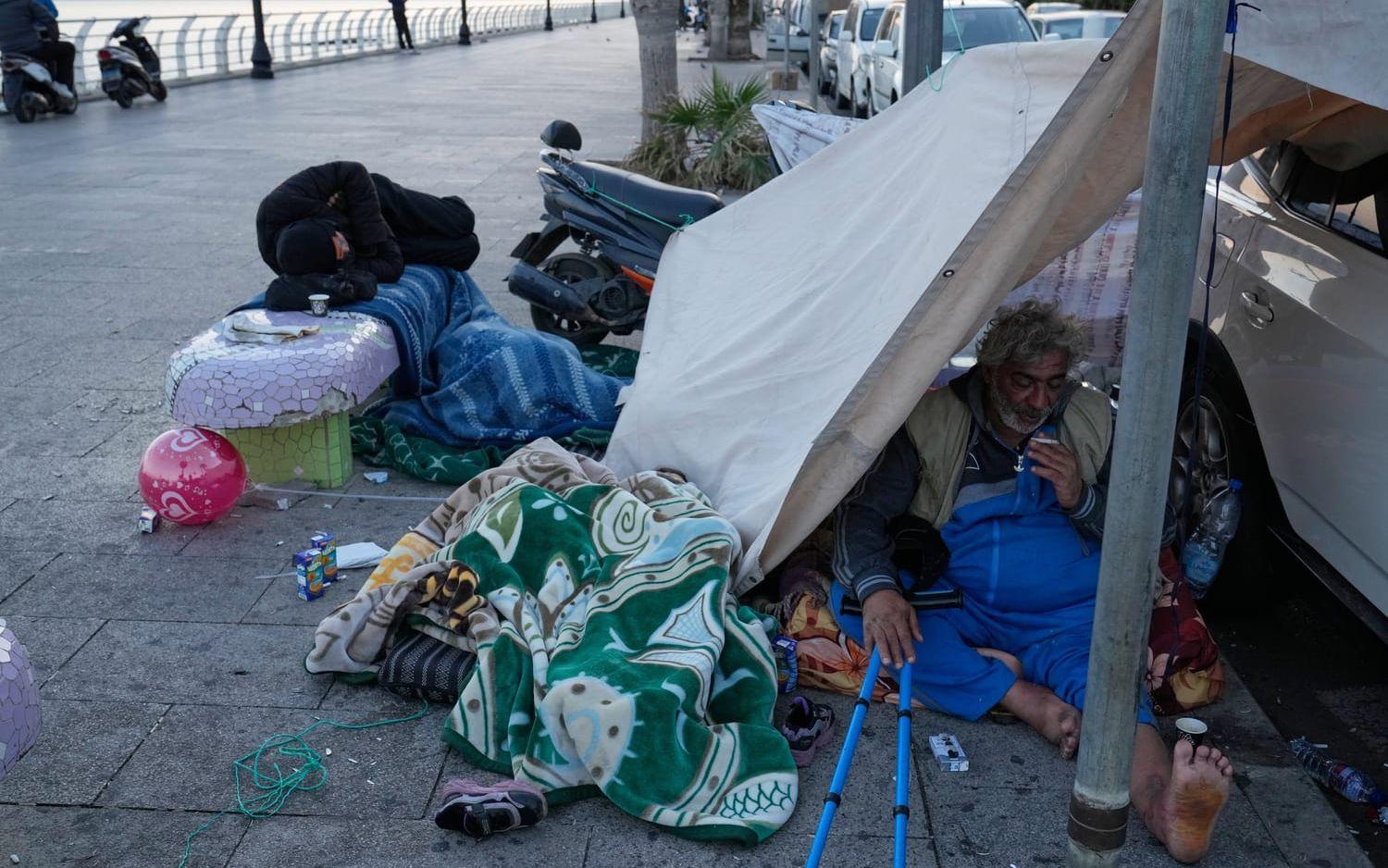 Libaneser på flykt undan Israels attacker tar skydd på en strand nära Beirut tidigt på fredagen.