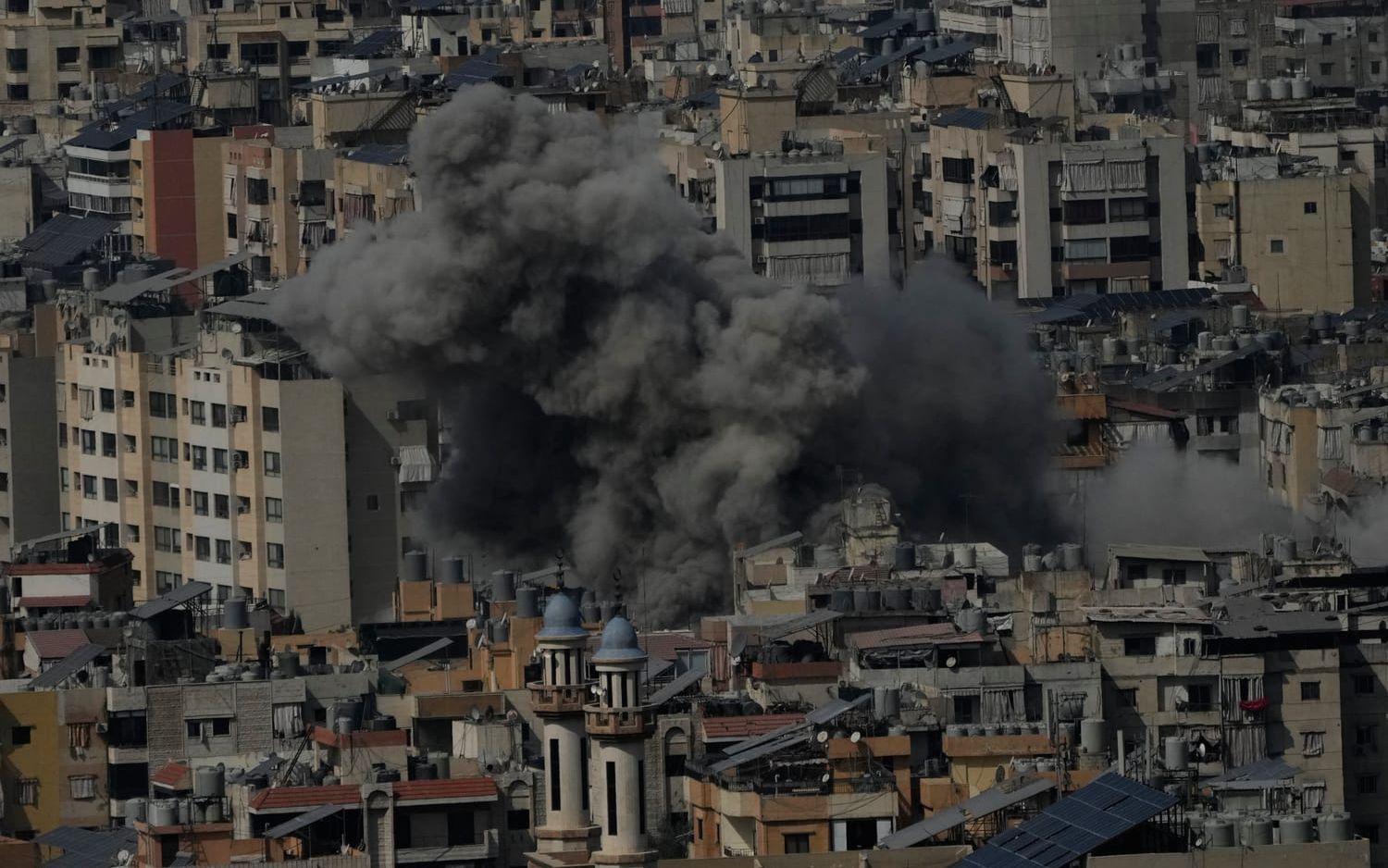 Rök stiger från Beirutförorten Dahiyeh, som är ett av Hizbollahs starkaste fästen, efter israeliska anfall på fredagen.
