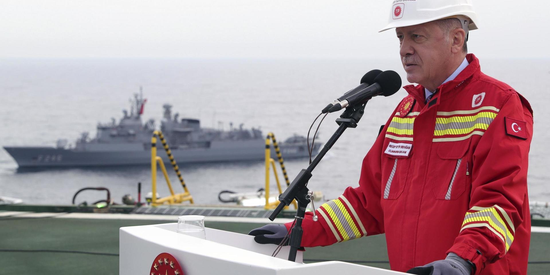Turkiets president Recep Tayyip Erdogan ombord på ett borrningsfartyg i Svarta havet på lördagen.