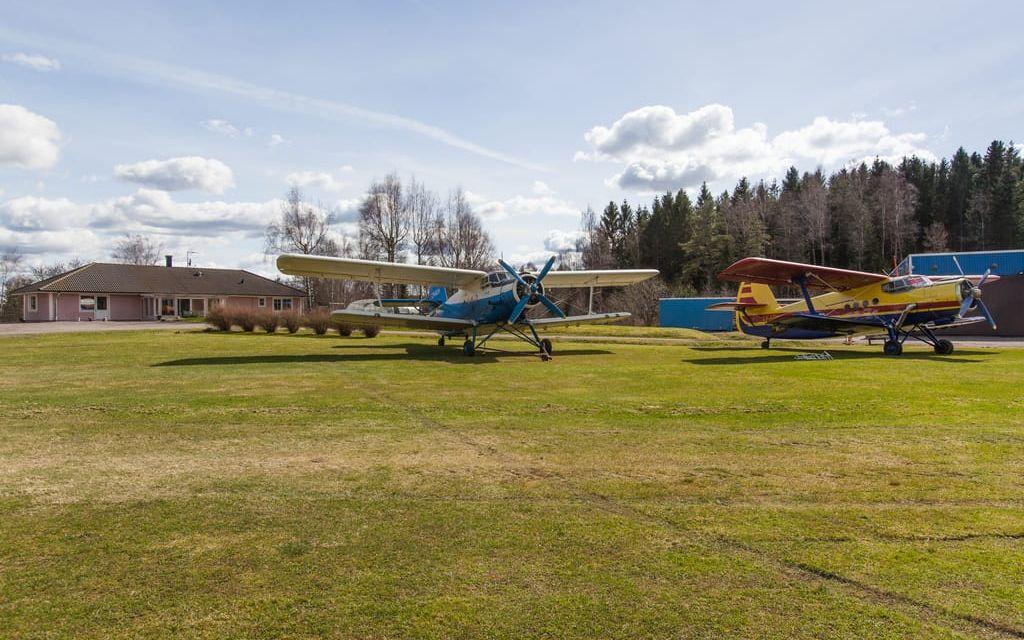 Två flygplan av modell Antonov AN-2 ingår, om man vill ta över dem. Bild: m2/Johan Palmborg