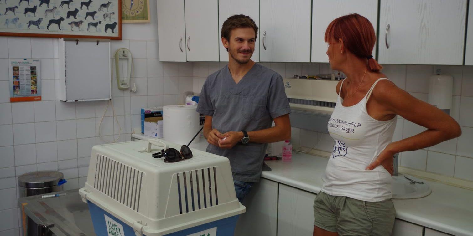 Veterinärbesök hör till vardagen för Malin. Samuel Avgenikos, som studerar till veterinär i Aten, pratar flytande svenska, tack vare sin svenska mamma.