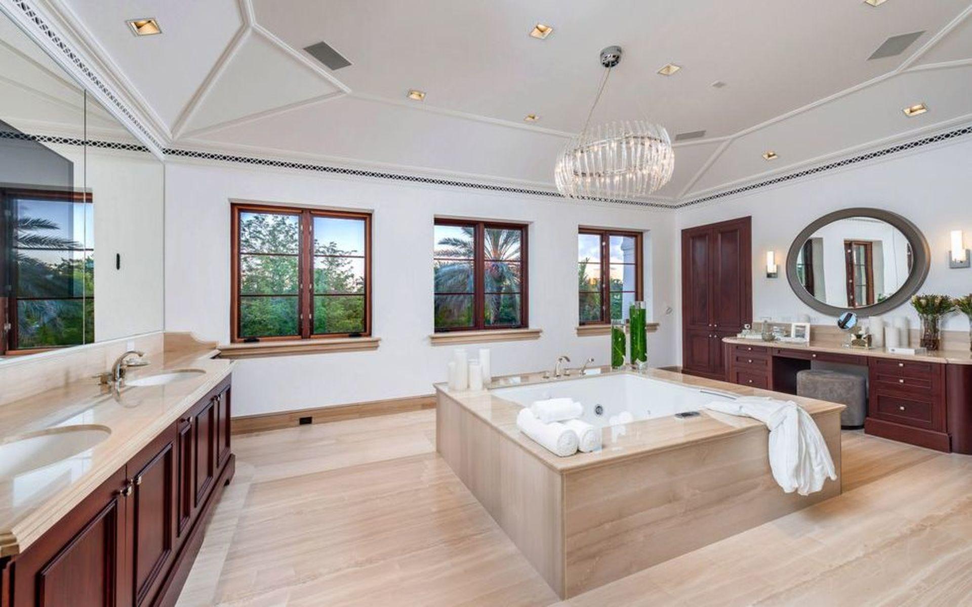 Badrummet till master-suite, har plats för dubbla tvättställ, sminkbord och ett bubbelbadkar med plats för minst två. 