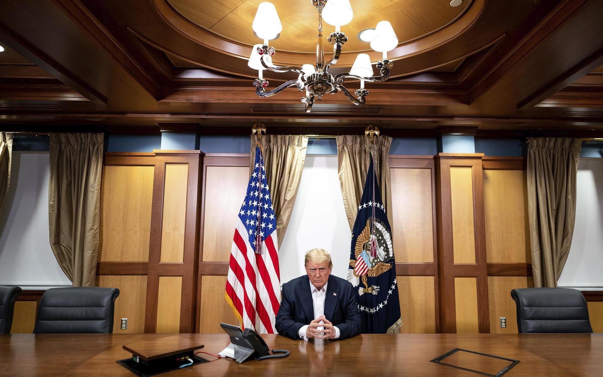 Bild publicerad av Vita huset, som uppges visa en arbetande Donald Trump på sjukhuset.